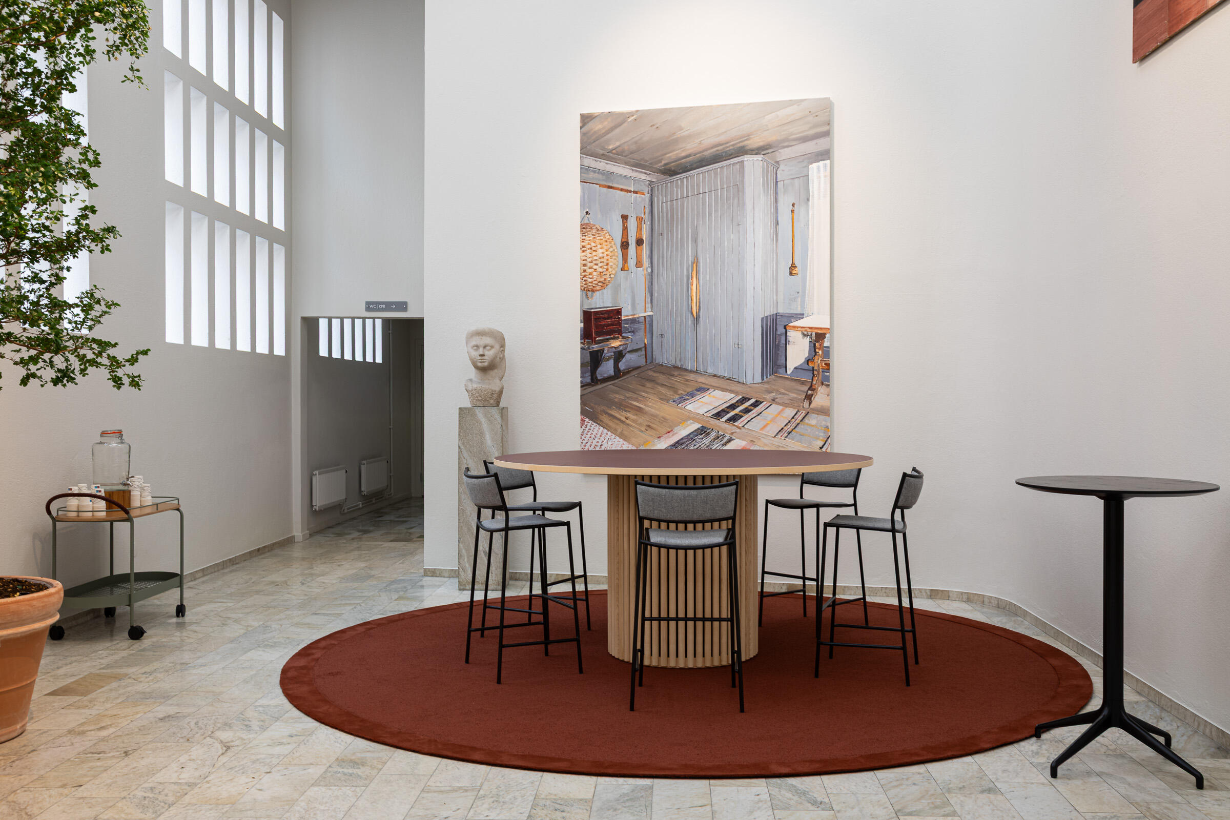 Office Folksam i Stockholm with painting of Sara-Vide Ericson "Silent Witness"